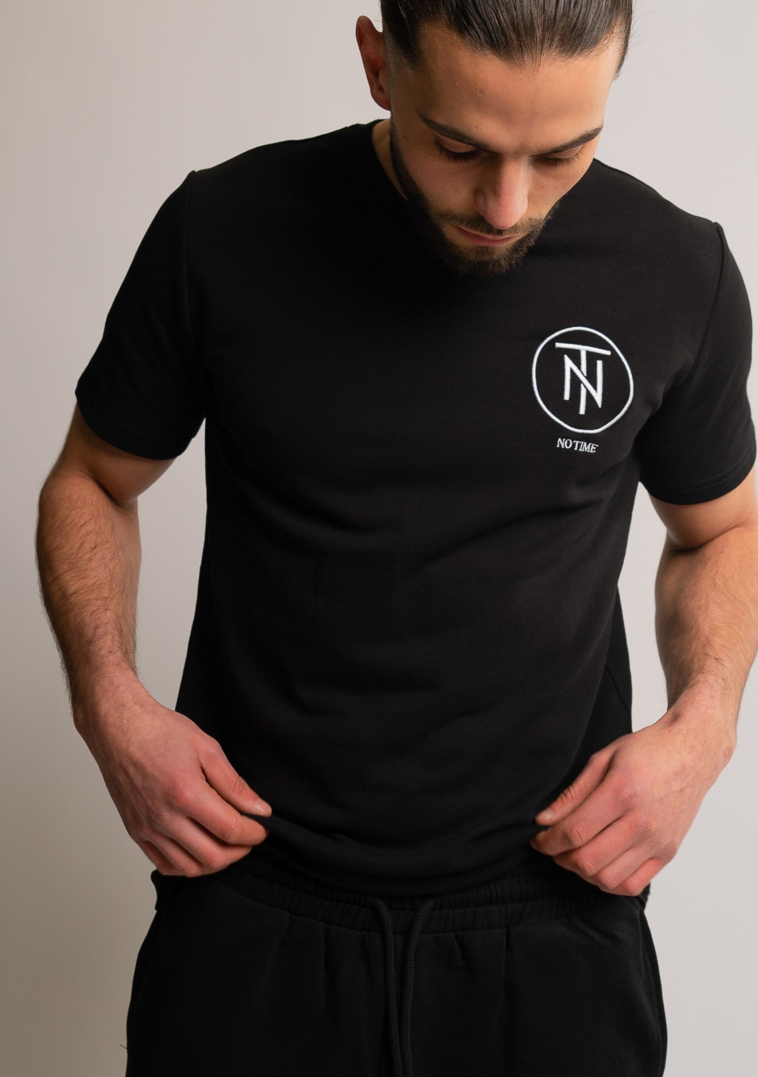 Camiseta Caviar Negra Bordada – NOTIME - Main Image